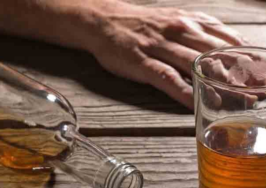 عوارض مصرف الکل را جدی بگیرید؛ از التهاب معده تا هپاتیت الکلی