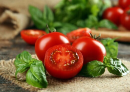 خوردن گوجه فرنگی برای این افراد ضرر دارد؛ ۵ عارضه و نکته مهم که حتماً بدانید