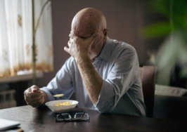 چرا آدم‌های تنها بیشتر در معرض کمبود ویتامین هستند؟