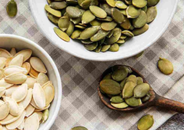 یک مشت تخمه کدو چقدر کالری دارد؟؛ خوراکی کوچکی که می‌تواند رژیم شما را غافلگیر کند