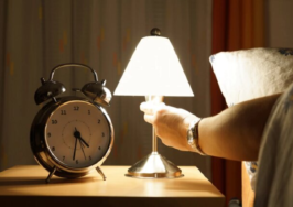 آیا خوابیدن با چراغ روشن خطرناک است؟