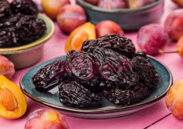 آلو خشک را صبح بخوریم یا شب؟؛ بهترین زمان برای رفع یبوست و بهبود گوارش